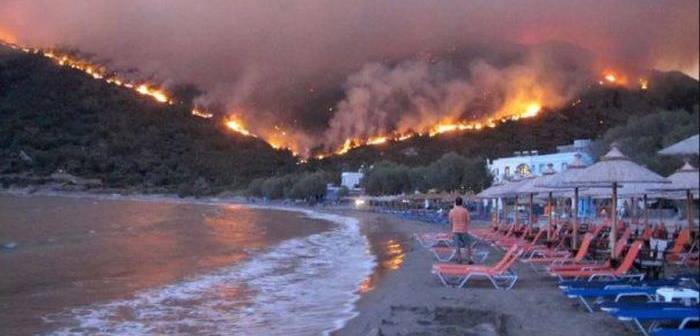 MAE, avertizare pentru turiştii români: Incendiu puternic în insula Kefalonia din Grecia