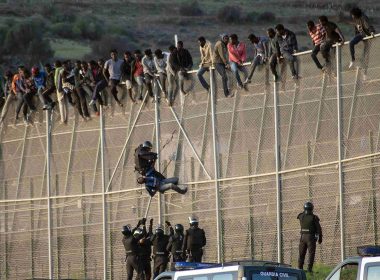 Peste 200 de migranţi au ajuns în eclava spaniolă Melilla după ce au escaladat gardul care o separă de Maroc