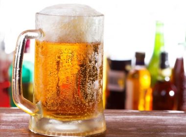 Românii beau mai puţină bere şi renunţă la PET în favoarea sticlei.