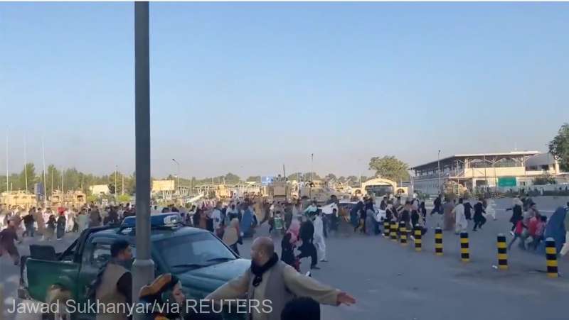 Forţele americane au tras focuri de armă în aer pe aeroportul din Kabul, invadat de civili afgani