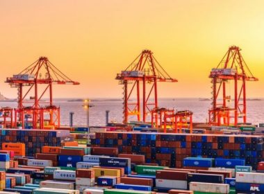 Pandemia aduce noi scumpiri: Cât costă să transporţi, pe cale maritimă, un container din China