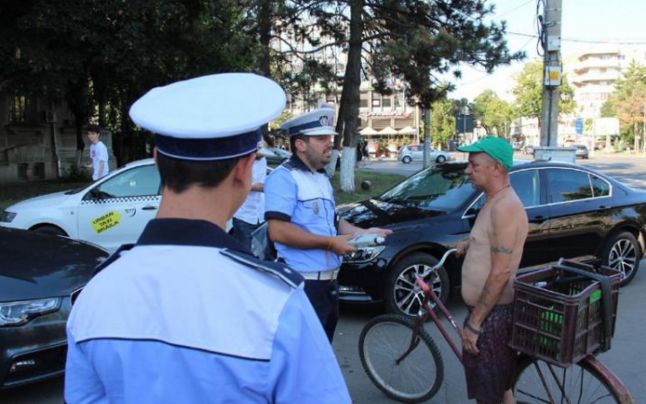Un biciclist din Brăila, prea beat ca să poată fi testat de poliţişti: Mai facem încă o încercare. Scoateţi muştiucul!