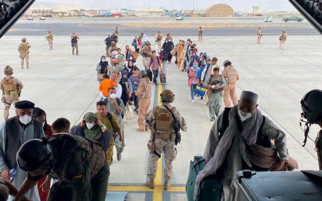 Cum îşi evacuează alte state cetăţenii din Afganistan. Modelul francez