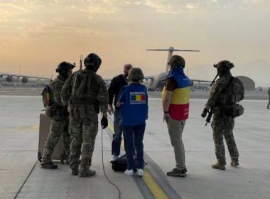 Un singur cetăţean român a fost preluat de aeronava Hercules din Kabul. MAE: Accesul spre aeroport al celorlalţi este îngreunat