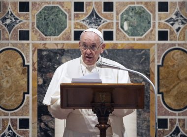 Sprijiniţi-vă copiii dacă sunt gay, le recomandă papa Francisc părinţilor