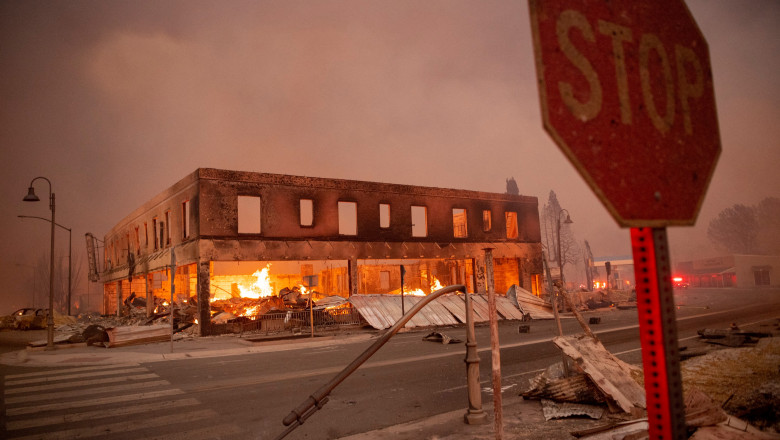 “Oraşul nostru este pe ducă”. Cel mai mare incendiu din California a lăsat în urmă ruine şi a făcut scrum peste 100.000 de hectare