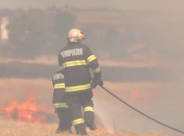 Incendii în mai multe zone din ţară: Au ars hectare întregi de vegetaţie şi au fost în pericol mai multe gospodării şi animale