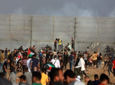 Nou conflict sângeros în Gaza după un protest al palestinienilor la graniţa fortificată. Un copil de 13 ani a fost împuşcat în cap