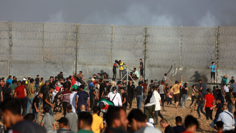 Nou conflict sângeros în Gaza după un protest al palestinienilor la graniţa fortificată. Un copil de 13 ani a fost împuşcat în cap