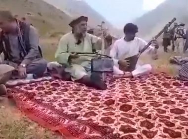 Talibanii au împuşcat un cunoscut cântăreţ de muzică populară. În Kandahar au fost interzise muzica şi vocile de femei la radio şi tv