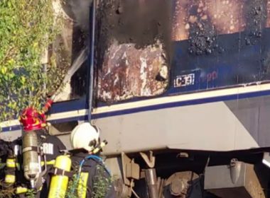 Încă o locomotivă a luat foc în mers. 60 de călători au fost evacuaţi