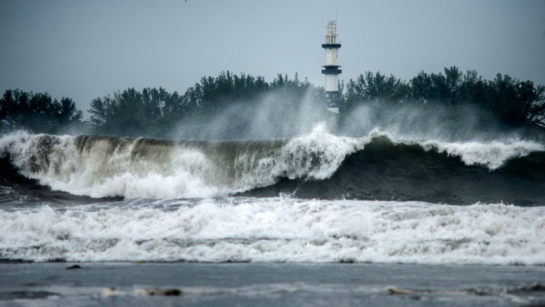 Grace a devenit uragan de gradul 3 şi aduce rafale de vânt de 195 de kilometri pe oră: „Cerem populaţiei să rămână în alertă”