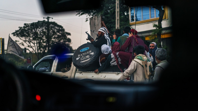 Focuri trase de talibani, lângă aeroportul din Kabul. Clarissa Ward, CNN: „Au biciuit oamenii, au tras cu armele în aer sau spre ei”