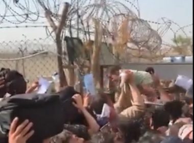Dramele de pe aeroportul din Kabul: Mamele îşi aruncă copiii peste gardul de sârmă ghimpată, către soldaţii străini