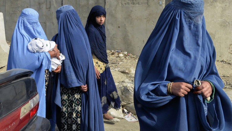 Umba Shariei peste femeile din Afganistan