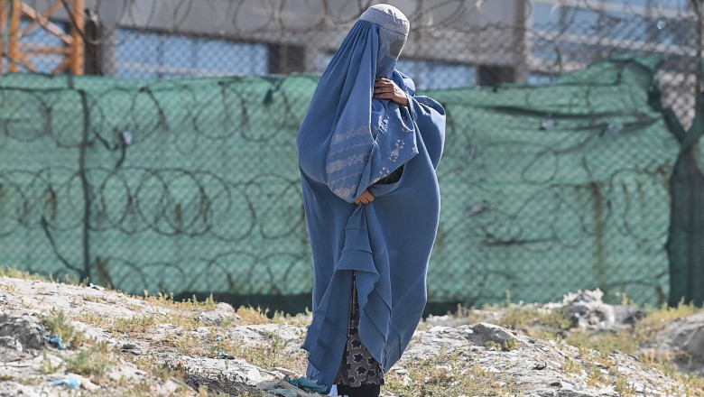Talibanii au incendiat o femeie pentru că nu le-a plăcut cum a gătit. Tinerele, transportate în sicrie pentru a fi folosite ca sclave sexuale