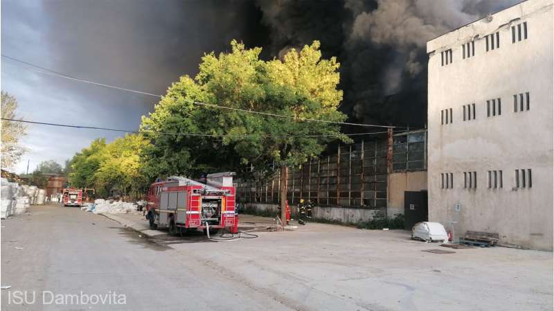 Incendiu la o hală de producţie de polistiren. A fost emis mesaj RO-Alert