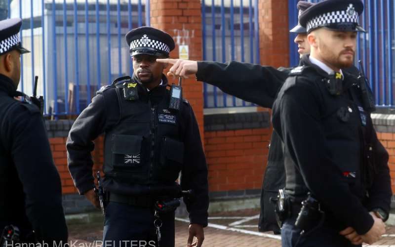 Panică la Londra! Doi poliţişti au fost înjungaţi în centrul oraşului