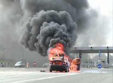 Maşină în flăcări pe Autostrada Soarelui