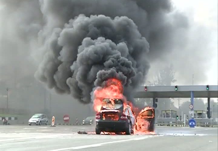 Maşină în flăcări pe Autostrada Soarelui