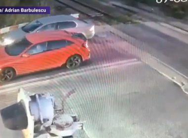 Incident periculos pe calea ferată: Maşini prinse între bariere. Reacţia CFR