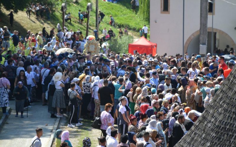 Mii de oameni la pelerinajul de la mănăstirea Nicula