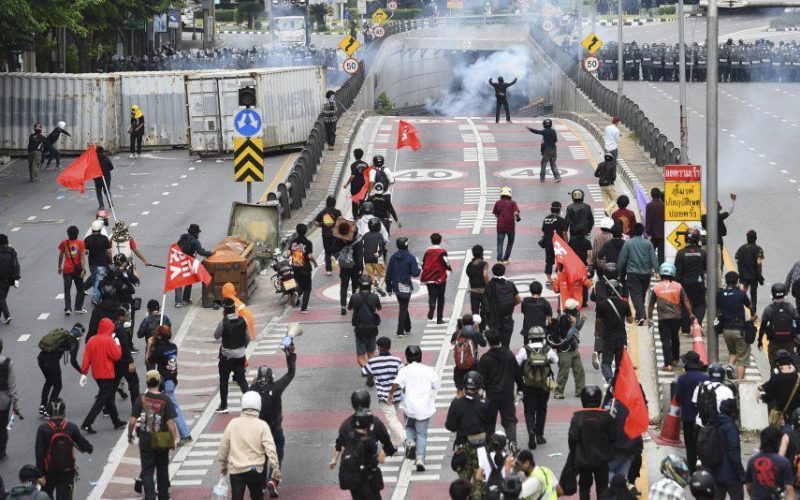 Gaze lacrimogene, tunuri cu apă şi gloanţe de cauciuc folosite împotriva manifestanţilor care au cerut demisia premierului Thailandei