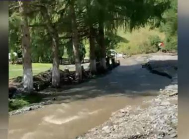 Zeci de turişti izolaţi în Moeciu. Singurul drum de acces a fost distrus de o viitură