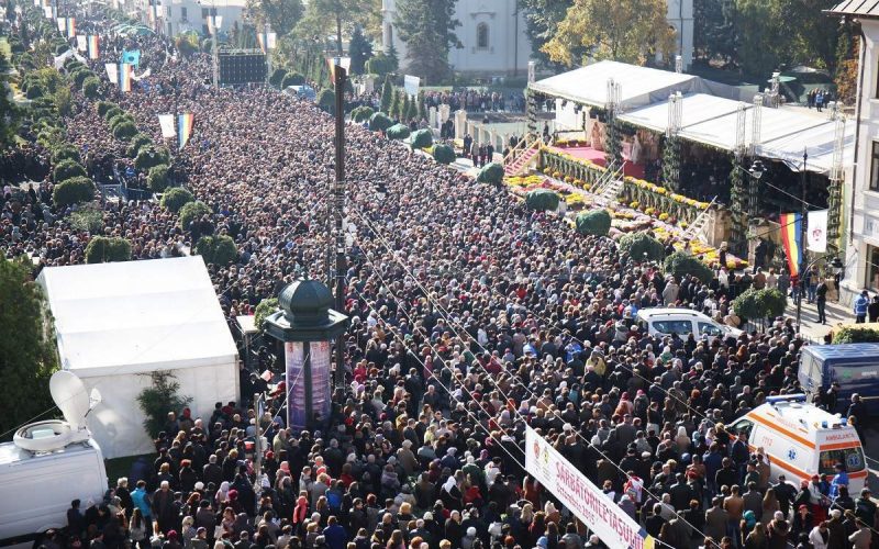 Peste 52.000 de oameni au vizitat racla cu moaştele Sfintei Cuvioase Parascheva, la Iaşi