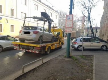 Amendă pentru parcare pe spaţiul verde, anulată de judecător: „Maşina pare mai degrabă parcată pe trotuar”