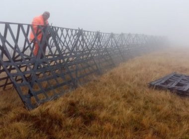 Lucrătorii de la Drumurile Naţionale montează parazăpezi pe Transalpina