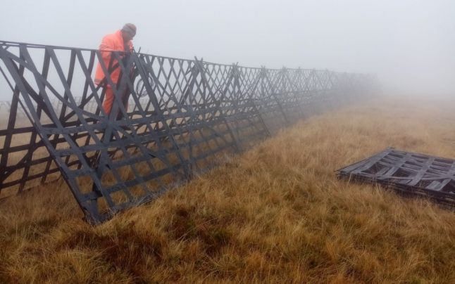 Lucrătorii de la Drumurile Naţionale montează parazăpezi pe Transalpina