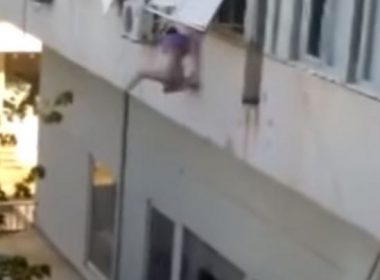 O fată de 19 ani şi-a riscat viaţa şi s-a aruncat de la etajul unui bloc din Turcia doar pentru a scăpa de bărbaţii care au răpit-o şi o sileau să se prostitueze