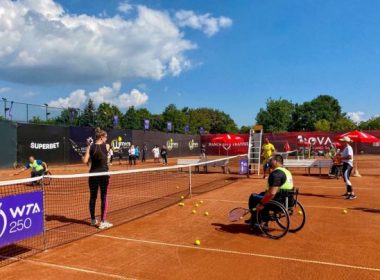 Tinerii în scaun cu rotile, iniţiaţi în tenis de jucătoarea Ana Bogdan