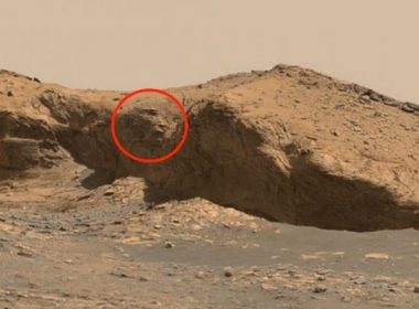 Descoperire pe un munte de pe Marte. Un bărbat a găsit chipul sculptat al unui extraterestru, vechi de 10.000 de ani