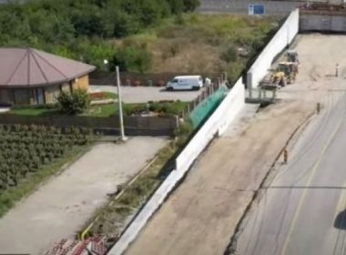 Constructorul lotului 2 al autostrăzii A10, obligat în justiţie să izoleze fonic „în regim de urgenţă” o casă aflată la câţiva metri de şantier