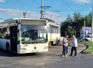 Accident în Capitală: Un tramvai a lovit un autobuz STB. Circulaţia tramvaielor este blocată