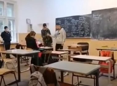 Scene violente într-un liceu din Arad. Un elev a fost bătut crunt în clasă de trei colegi