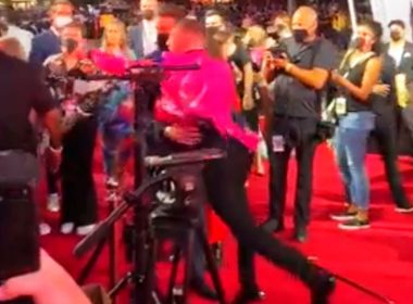 Conor McGregor şi Machine Gun Kelly au făcut scandal pe covorul roşu la VMAs