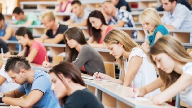 Studenţii români nu sunt dispuşi să se îndatoreze la stat pentru a-şi continua studiile. Ce spun experţii despre creditele pe care guvernul vrea să le dea tinerilor