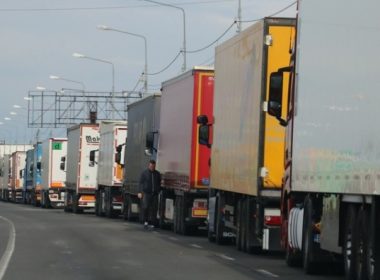 Trei organizaţii ale transportatorilor rutieri participă la un protest cu zeci de camioane în Piaţa Victoriei
