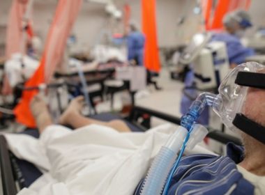 Imagini impresionante de la spitalul Bagdasar Arseni. Pacienţi trataţi pe holuri, conectaţi la oxigen. „Sunt aici de trei zile”