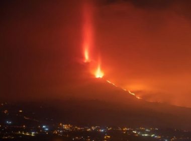 Erupţie vulcanică în Canare: Mai multe clădiri din apropierea vulcanului Cumbre Vieja au fost înghiţite de lavă