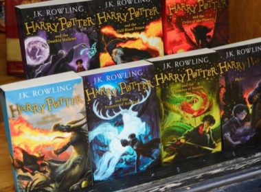 Bloomsbury Publishing, cunoscută pentru seria ''Harry Potter'', tipăreşte în avans pentru a pregăti vânzările de Crăciun