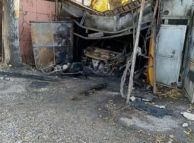 Bărbat mort în garaj după ce maşina i-a luat foc