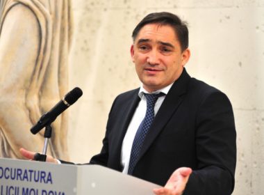Procurorul general al Republicii Moldova, reţinut pentru 72 de ore. Percheziţii cu mascaţii la biroul său