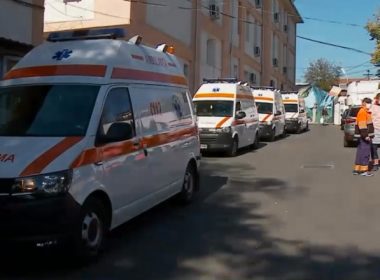 Coadă de ambulanţe la Spitalul de Infecţioase "Sfânta Parascheva" din Iaşi. În unele sunt şi câte doi pacienţi COVID