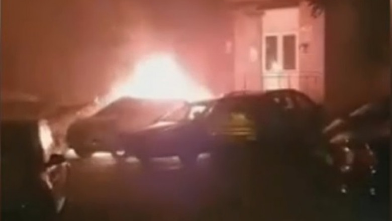 4 maşini au ars într-o parcare