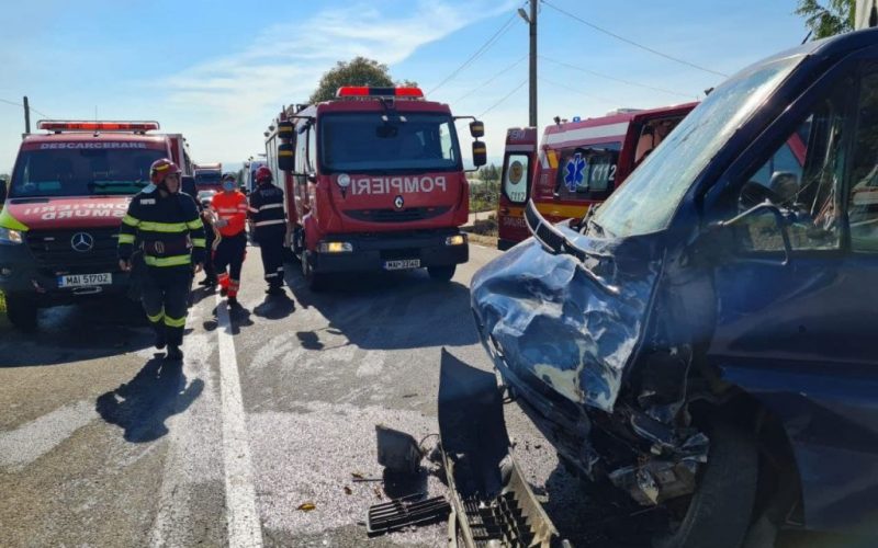 Ambulanţă implicată într-un grav accident