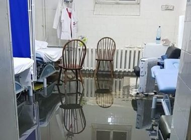 Apa a intrat în spital, pacienţii nu